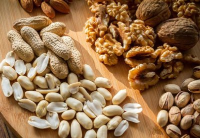 رغم فوائدها الكثيرة... أخطار الإفراط في تناول المكسرات