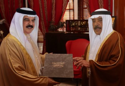 جلالة الملك يتسلم كتاب "النهضة التشريعية في مملكة البحرين خلال عشرين عامًا"