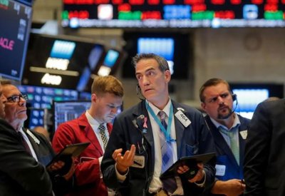 وول ستريت مستقرة عند الفتح قبيل عطلة عيد الميلاد