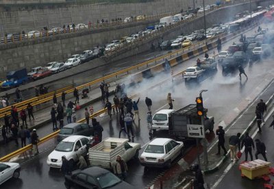 إيران تقطع الإنترنت تحسباً لموجة احتجاجات جديدة