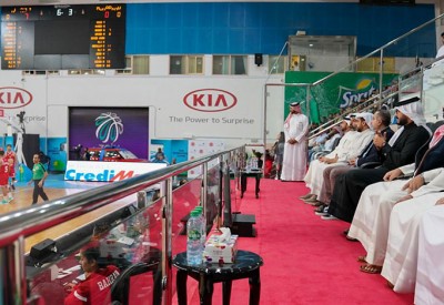 عيسى بن سلمان يحضر مباراة المحرق والأهلي في دوري زين السلاوي