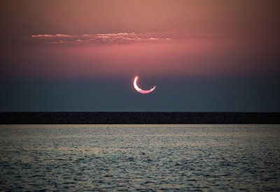 بالصور: البحرين تشهد أكبر كسوف للشمس منذ أكثر من قرن