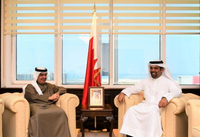 وزير المالية يشيد بدور سفارة البحرين في بريطانيا لتعزيز التعاون المشترك