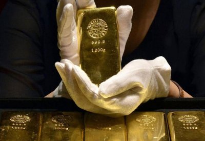 تراجع الدولار و"التحوط من المخاطر" يرفعان أسعار الذهب