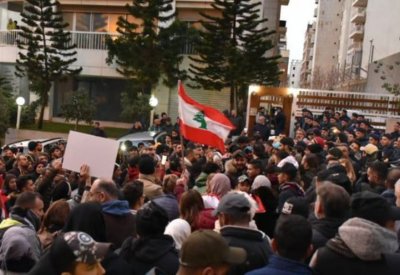 انتشار أمني وباصات في لبنان.. متظاهرون يطوقون منزل دياب
