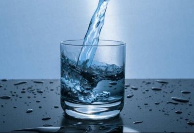 شرب الماء صباحا على معدة خاوية.. ماذا يفعل بجسمك؟