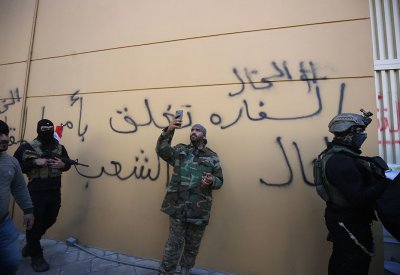بالصور:  إجلاء السفير الأميركي في بغداد.. و محتجون يقتحمون السفارة 