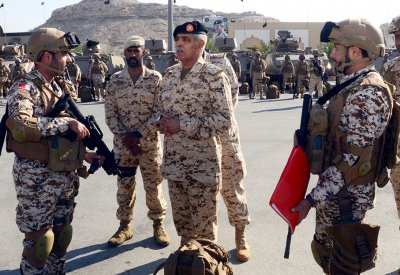 رئيس هيئة الأركان يتفقد إحدى وحدات قوة دفاع البحرين المشاركة في التمرين التعبوي المشترك بدولة الإمارات العربية المتحدة الشقيقة