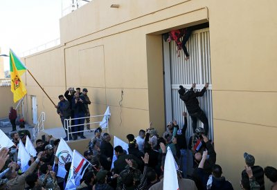 ميليشيات تحرق البوابة الثانية للسفارة الأميركية في بغداد