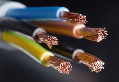 القبض على 3 أشخاص مشتبه بسرقتهم أسلاكا نحاسية  تزيد قيمتها عن 6 آلاف دينار