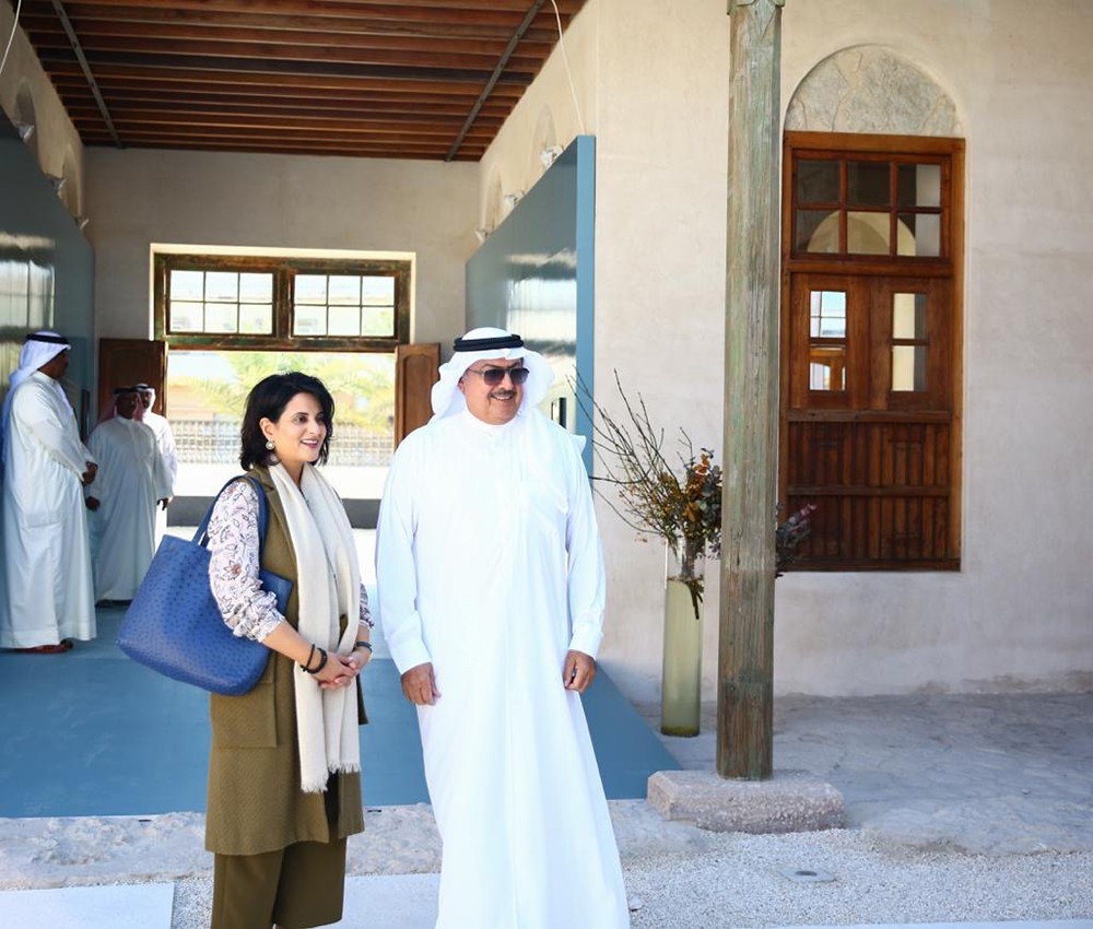 الشيخ راشد بن خليفة آل خليفة يزور معرض "بأعينهم" في مدرسة الهداية الخليفية