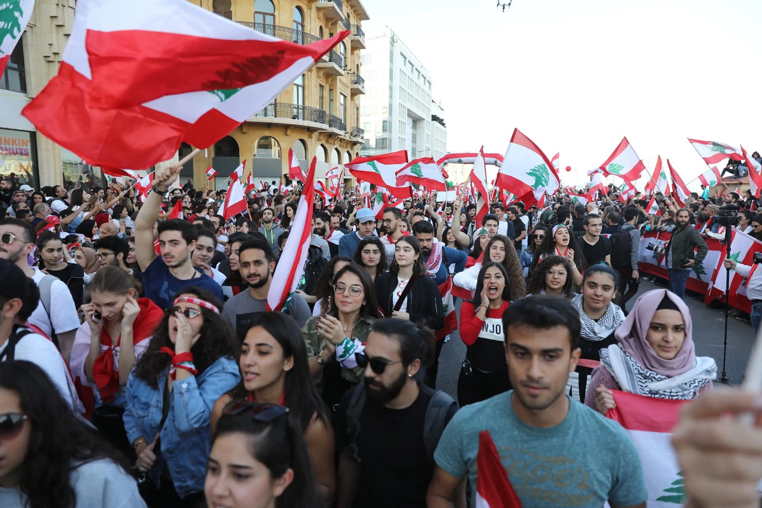 ولادة حكومة لبنان قد تتأخر.. عون متفائل والحراك رافض