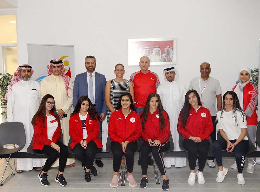 السباحة الأسترالية كلوي مكاردل تزور اتحاد السباحة