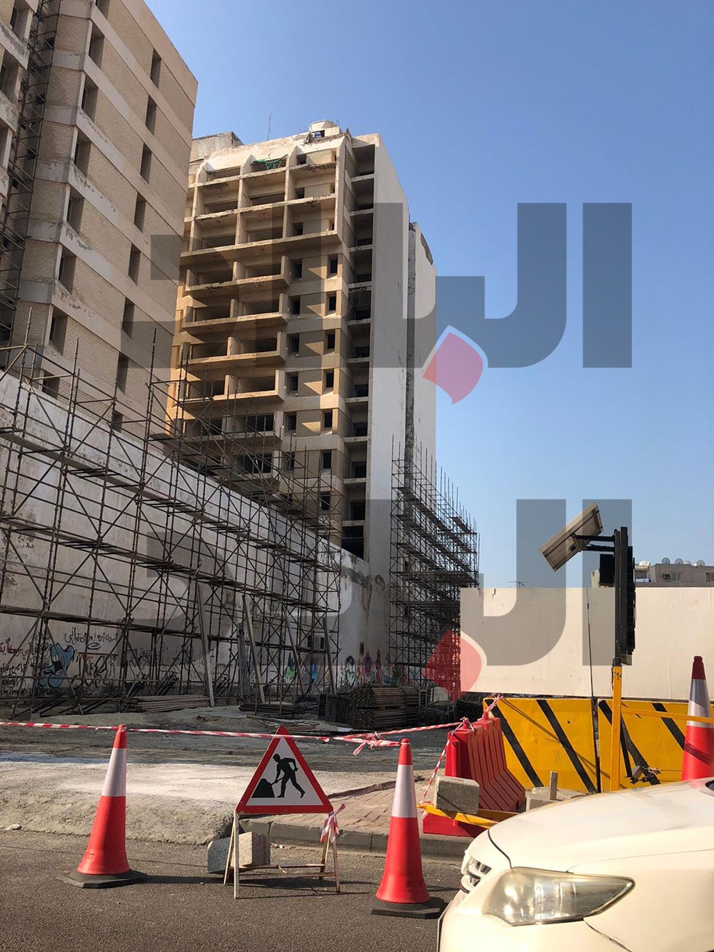 عدسة "البلاد": المطارق تبدأ هدم بناية الكويتي 