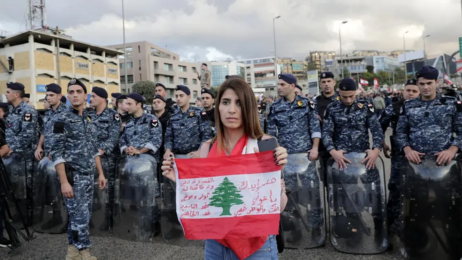 محتجو لبنان "إلى البرلمان".. واعتداء من شرطة النواب