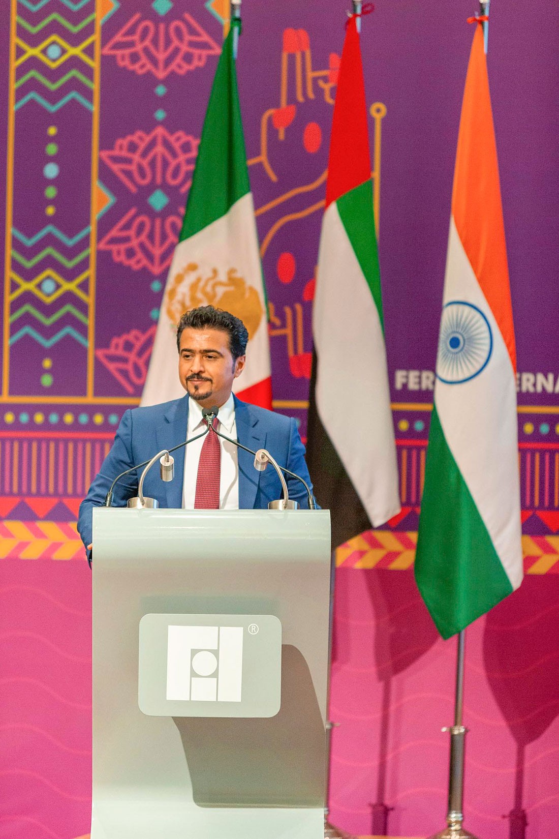 الشارقة تتسلم راية ضيف شرف معرض المكسيك للكتاب (فيل) 2020