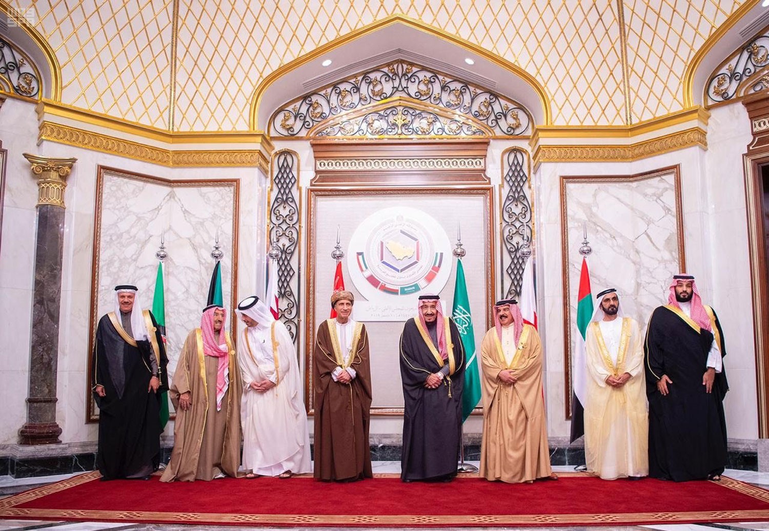 القمة الخليجية تدعو إلى وحدة مالية ونقدية في 2025