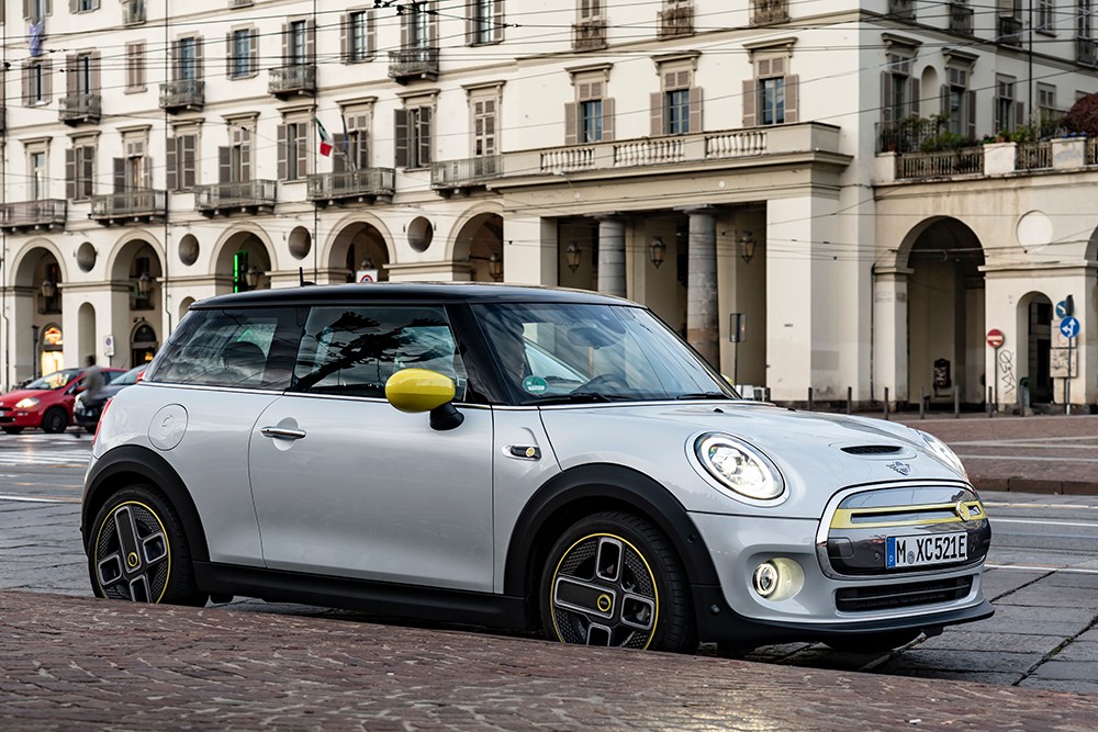 المهمة الإيطالية الكهربائية" MINI Cooper SE الجديدة