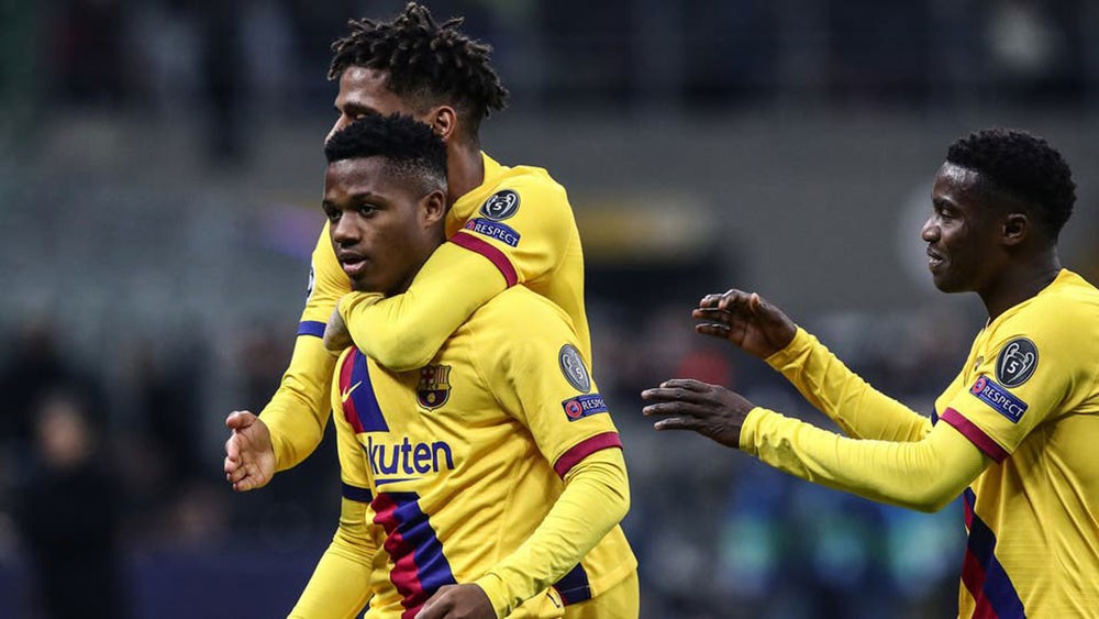 "مراهق" برشلونة يعيد الأمل إلى دورتموند.. ويبقي فافري في وظيفته