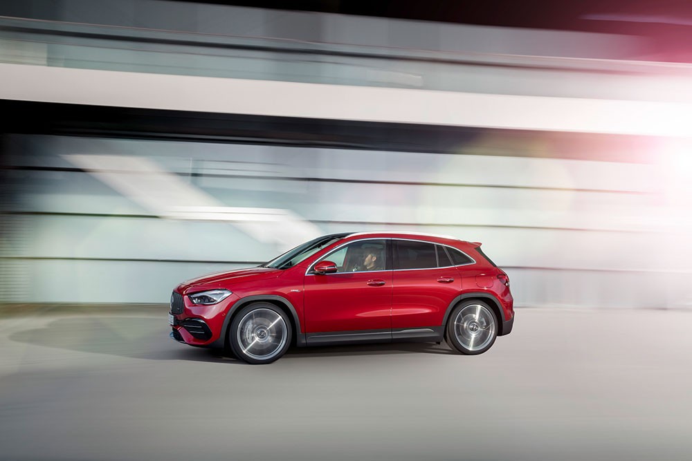 سيارة مدمجة متعددة المزايا والاستعمالات تقطع بك إلى عالم مرسيدس-AMG