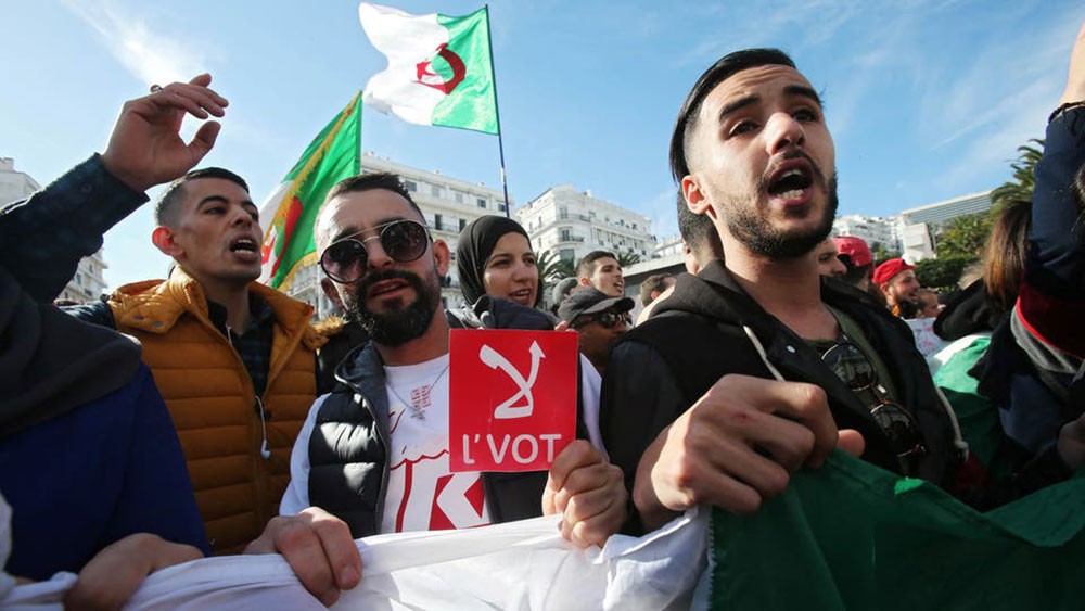 فتح مراكز الاقتراع في الجزائر للتصويت لاختيار رئيس جديد