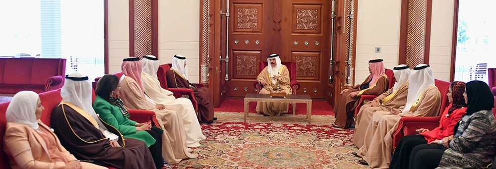 جلالة الملك المفدى يستقبل رئيس وأعضاء مجلس أمناء معهد البحرين للتنمية السياسية