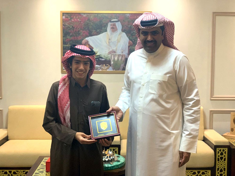 اتحاد الكرة يكرّم الشاب راشد الهاجري