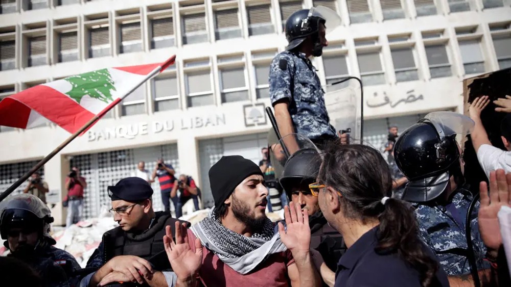 تصنيفات لبنان تتهاوى.. بعد كل قرار مثير للجدل من "المصرف المركزي"