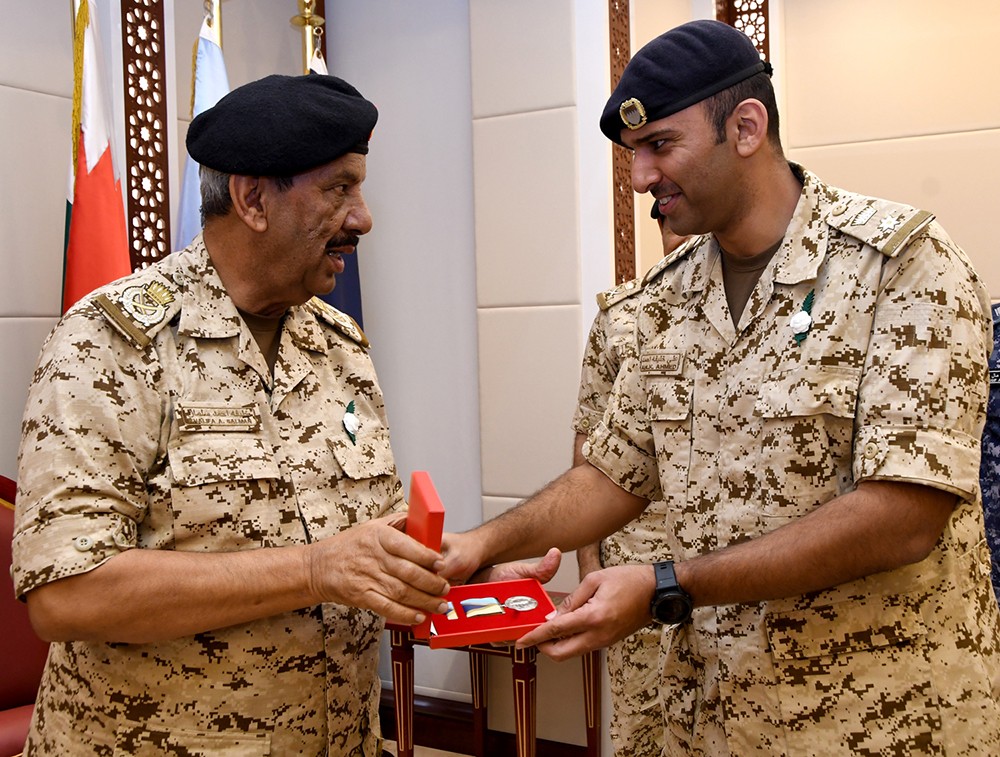القائد العام يكرم رئيس الاتحاد البحريني لكرة القدم ونائب الرئيس ورئيس لجنة المنتخبات وعدد من كبار الضباط