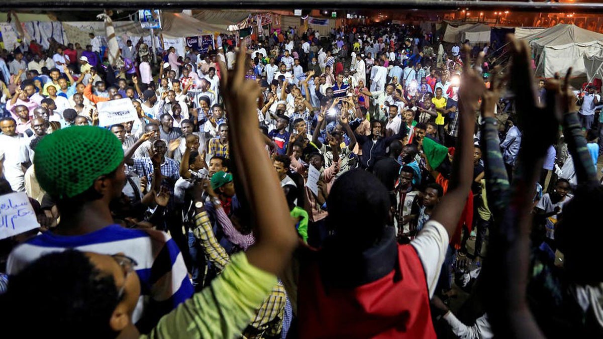 السودان يحيي ذكرى الثورة.. والجيش: تجنبوا هذه المناطق