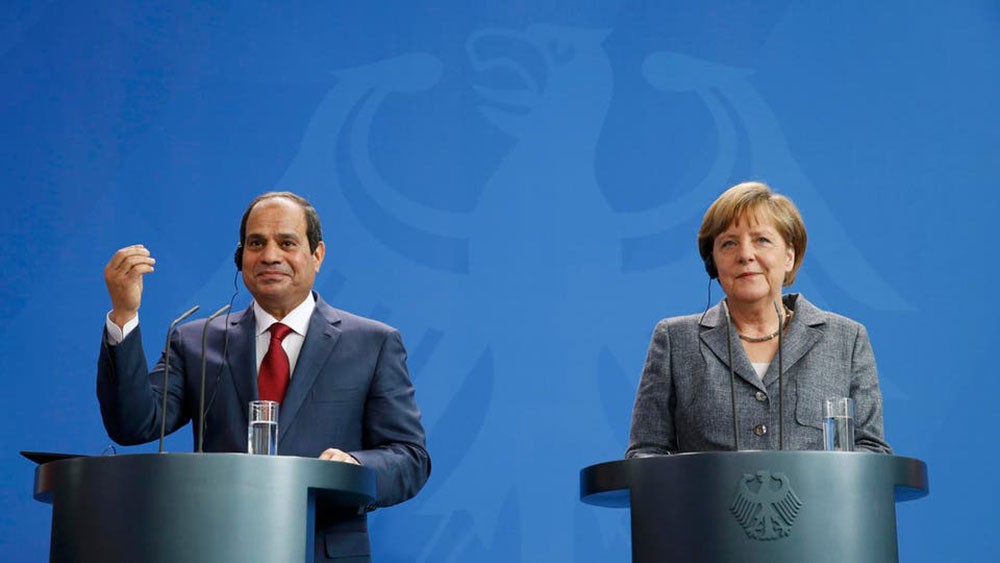 السيسي يدعو ميركل لوضع حد للتدخلات في ليبيا