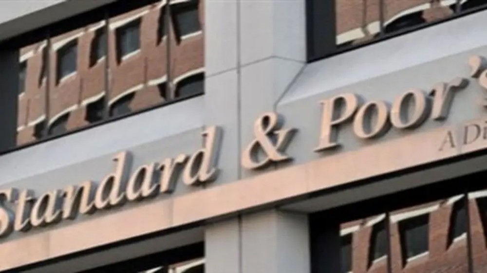 بعد موديز وفيتش..S&P تخفض تصنيفات 3 بنوك لبنانية