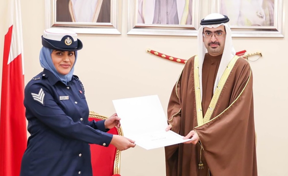 سمو محافظ الجنوبية يكرم عدداً من الضباط تقديرا لدور الجهات الأمنية في احتفالات المحافظة بالعيد الوطني