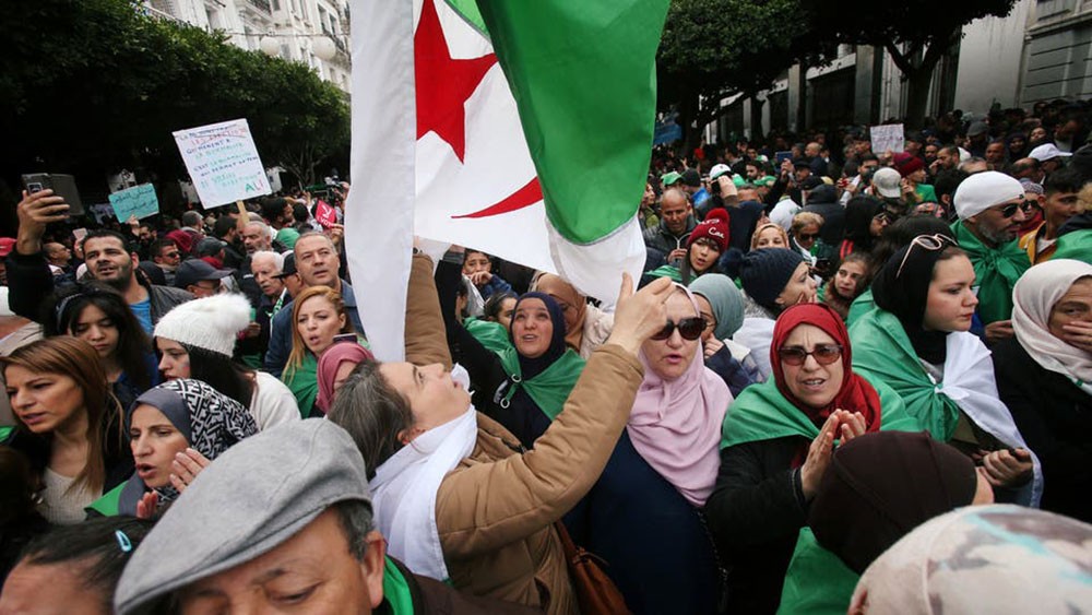 بعد أداء تبون اليمين.. حراك الجزائر يطالب بحرية المعتقلين والصحافة   