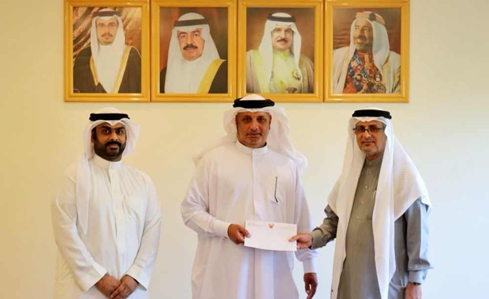 وكيل الزراعة يُسلم عدداً من صيادي الروبيان المستحقات المالية