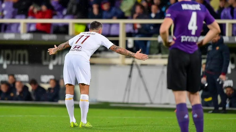 روما يطارد فرق المقدمة بالفوز برباعية على فيورنتينا