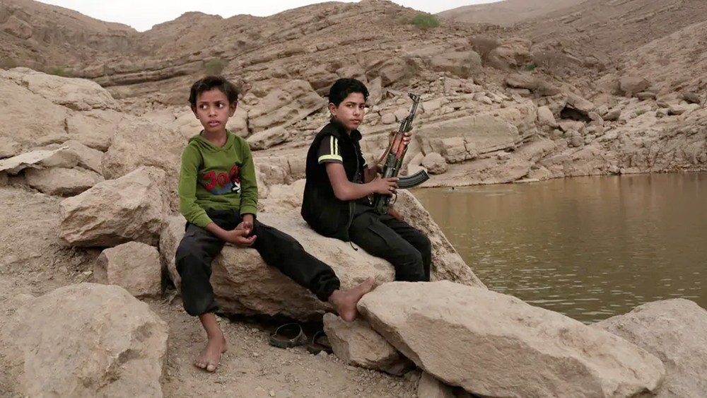 موال للحوثي يعتدي على معلم يمني بالضرب حتى الموت