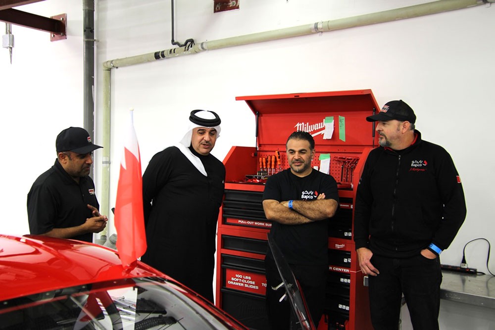 سمو الشيخ عبدالله بن حمد يزور فريق بابكو لرياضة السيارات