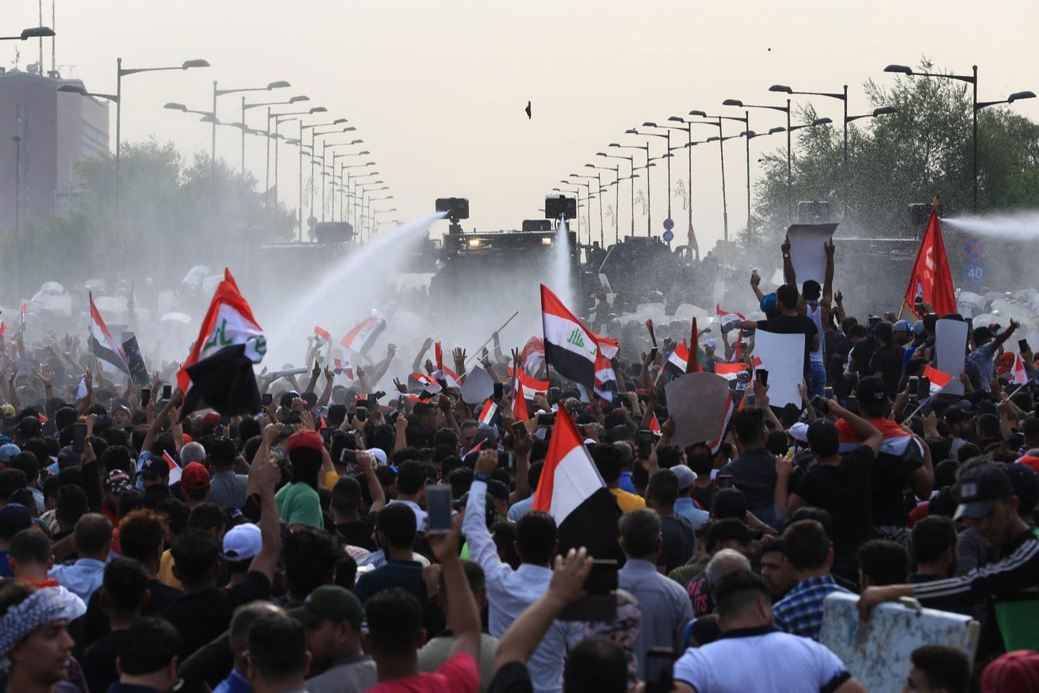 العراق.. قطع جسور في ذي قار ودعوات لمسيرة "مليونية" ببغداد