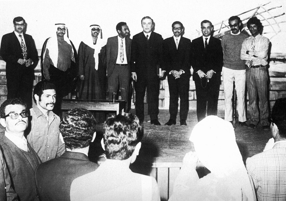 أسرة الأدباء والكتاب عطاء إنساني ثري ومكاسب هامة للأديب البحريني