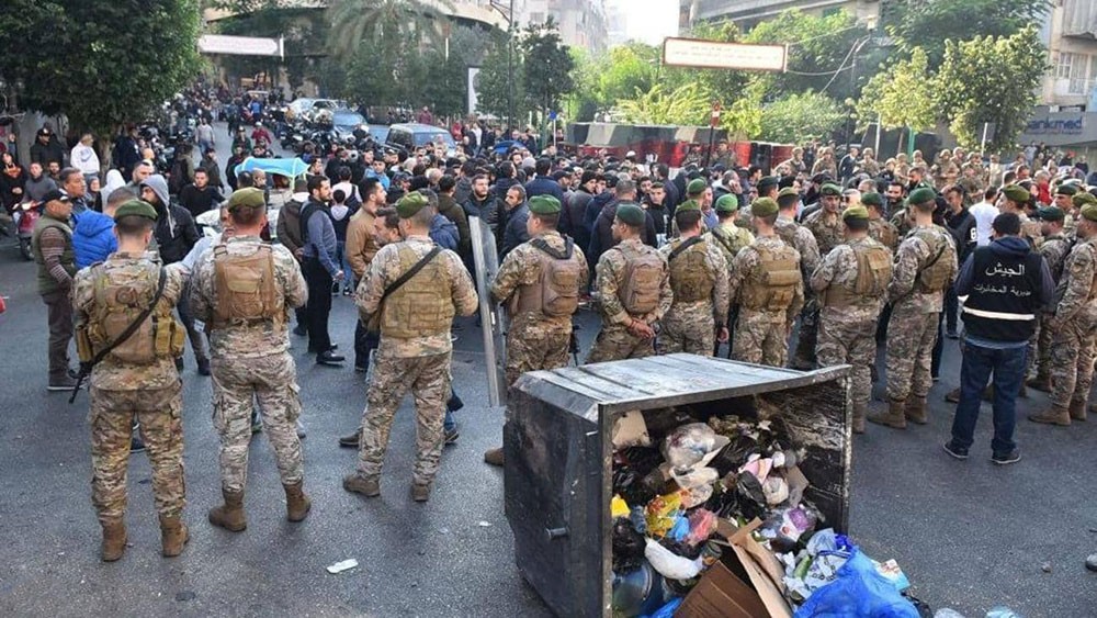 إغلاق طرق في لبنان.. والمحتجون يحذرون من "انهيار حقيقي"