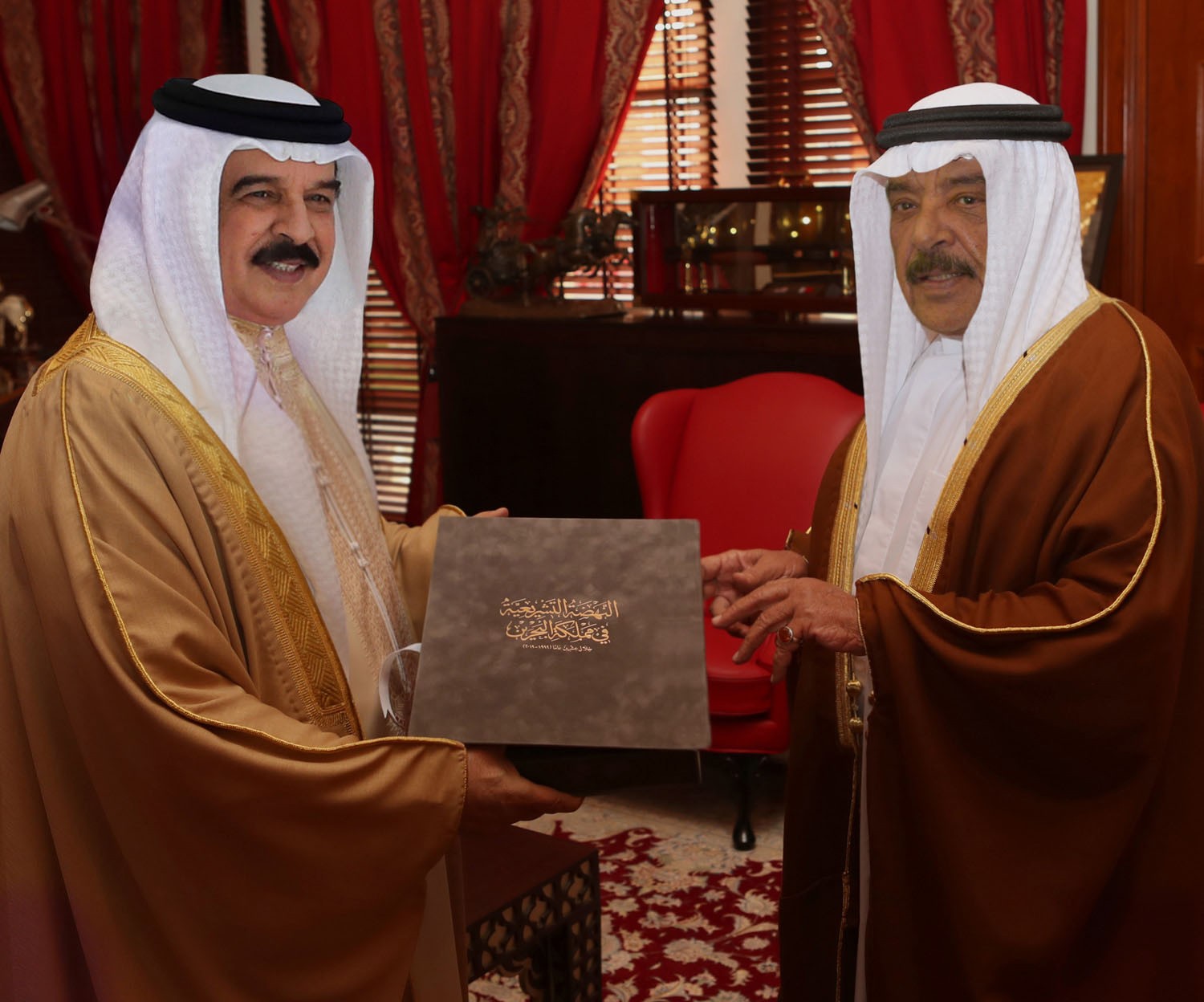 جلالة الملك يتسلم كتاب "النهضة التشريعية في مملكة البحرين خلال عشرين عامًا"