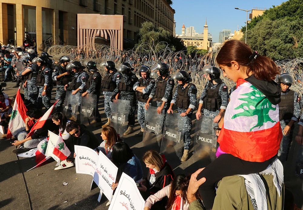 الجيش اللبناني: لن ننسحب ونترك المتظاهرين بالشوارع