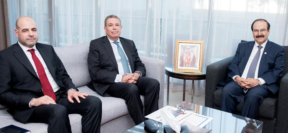 ميرزا بحث فرص تمويل مشاريع الطاقة المستدامة مع البنك الاهلي المتحد