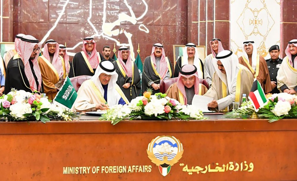 السعودية والكويت توقعان اتفاقية لاستئناف إنتاج البترول من الحقول المشتركة