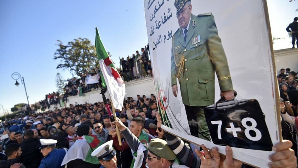 بحضور الرئيس الجديد.. تشييع جثمان قايد صالح في الجزائر