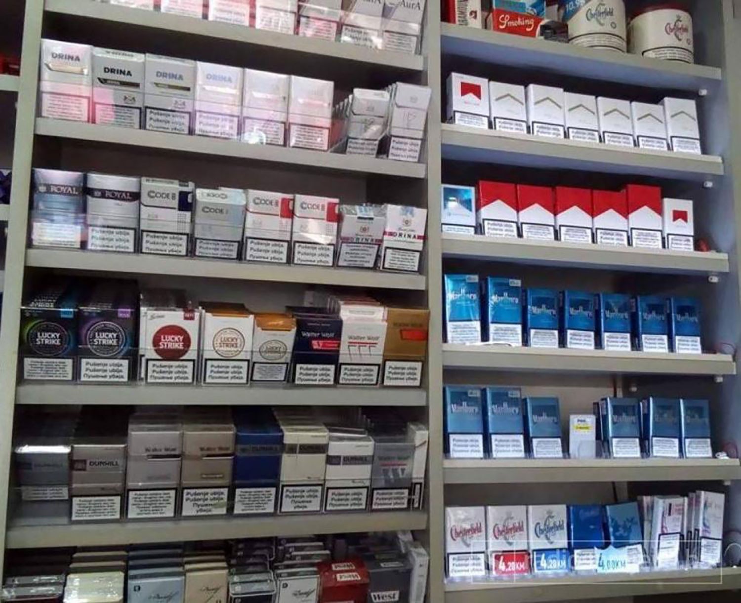 ارتفاع أسعار "السيجارة" بالمطار بنسبة تصل إلى 100%