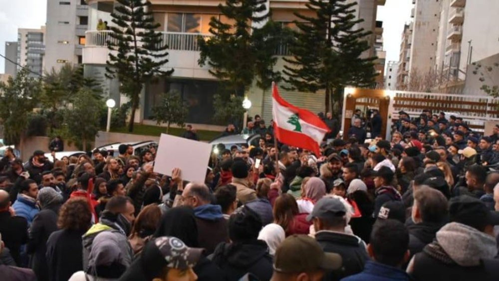 انتشار أمني وباصات في لبنان.. متظاهرون يطوقون منزل دياب