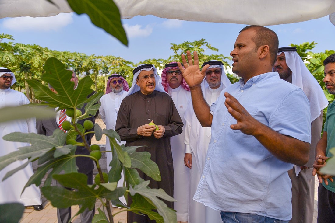 معالي الشيخ خالد بن عبد الله يزور هورة عالي ويلتقي المزارعين ويوجه بدراسة جميع مقترحاتهم