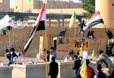 بغداد.. اعتصام أمام السفارة الأميركية والأمن يطلق الغاز